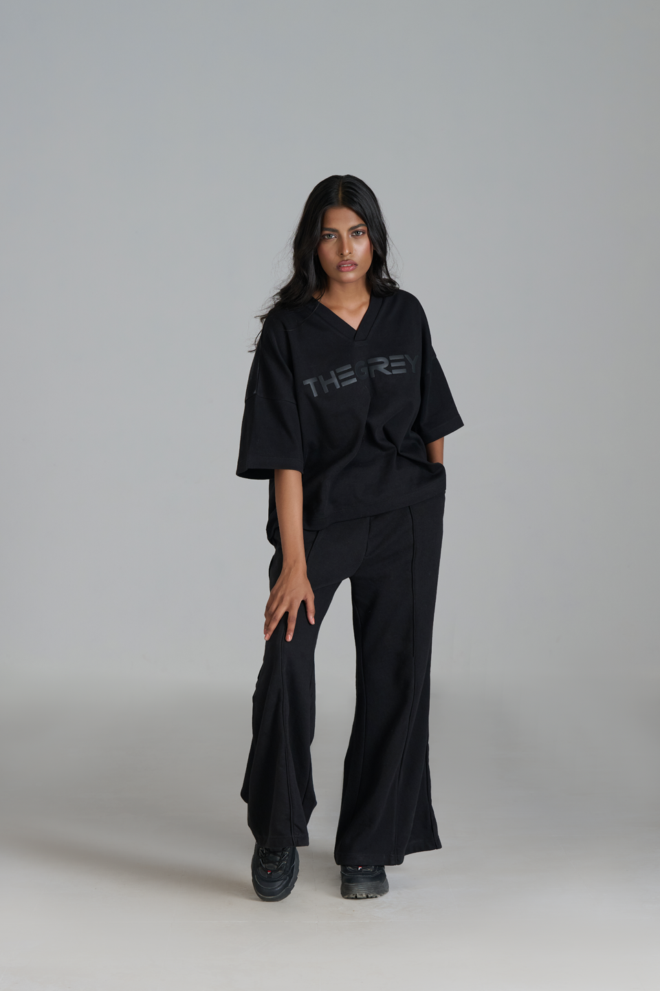 Interlock V-Neck Cropped T-Shirt (Black)