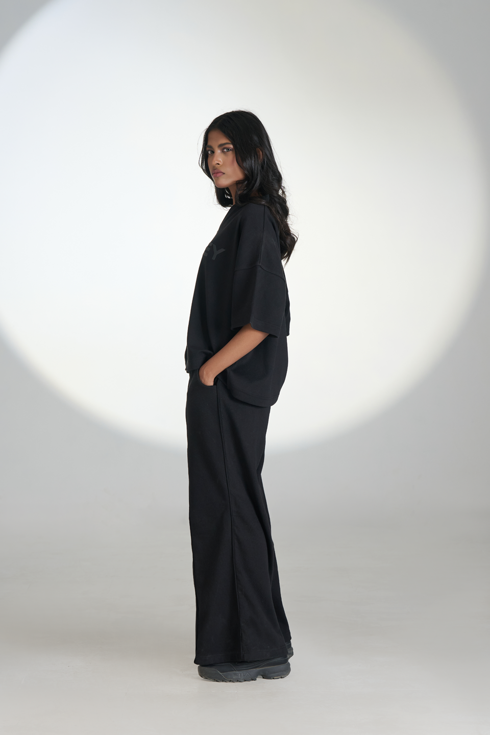 Interlock V-Neck Cropped T-Shirt (Black)