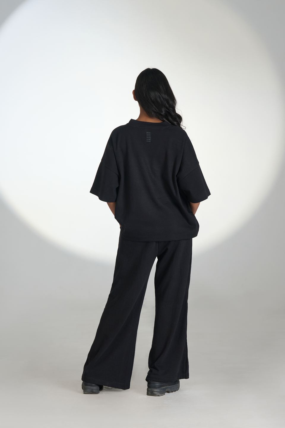Interlock V-Neck Cropped T-Shirt (Black)