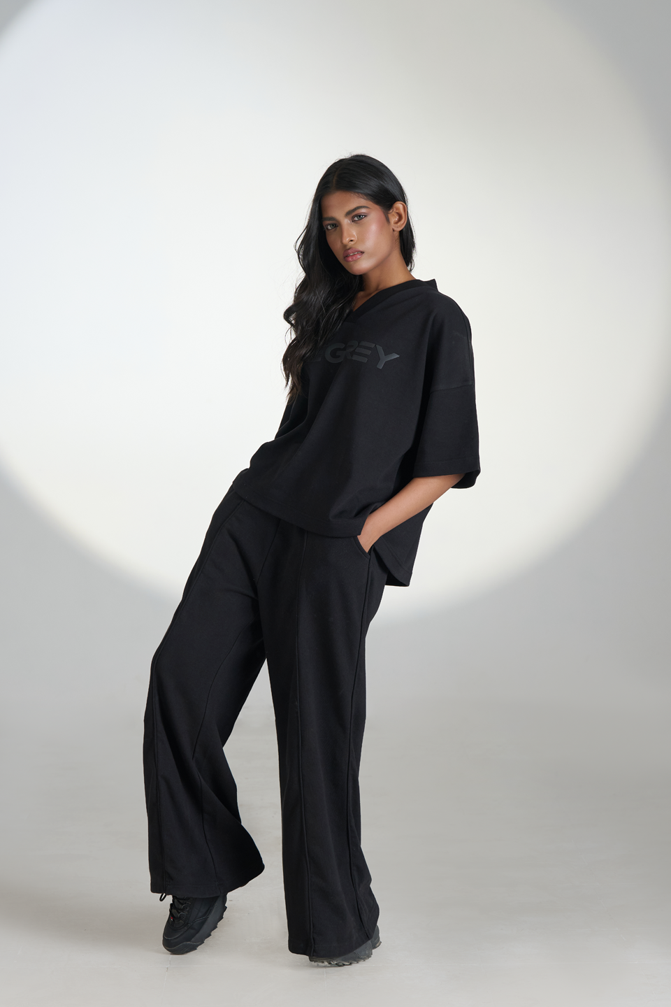 Interlock V-Neck Cropped T-Shirt (Black)